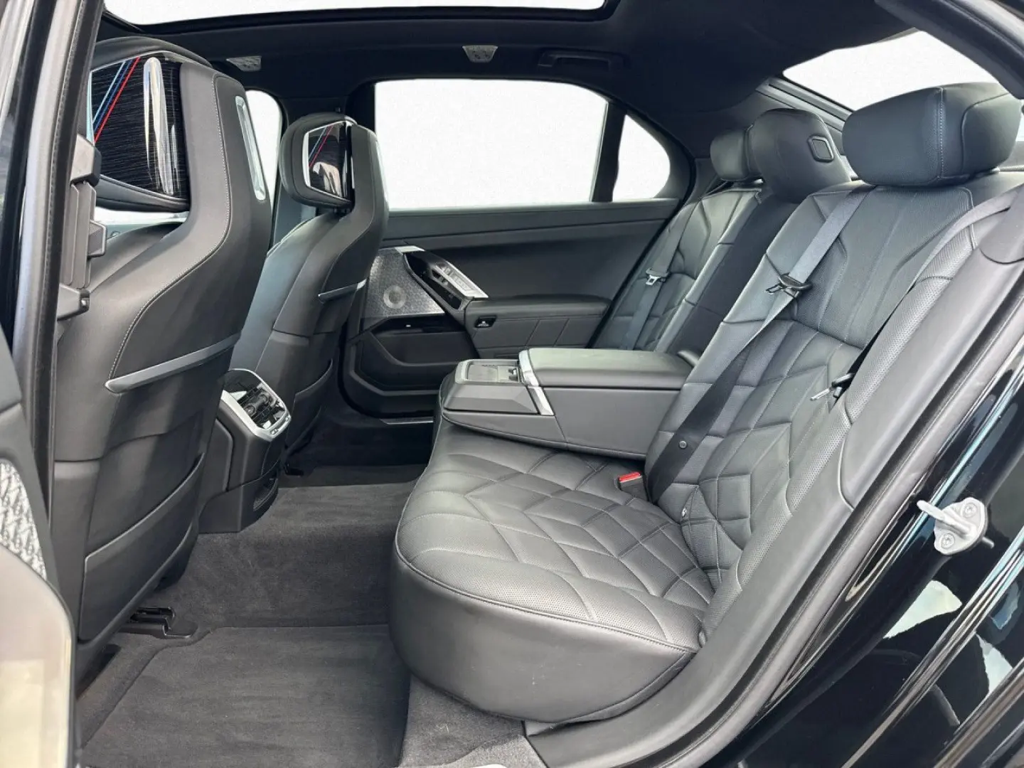 740d xD M SPORT DA PAProf Pano Iconic BW AHK 21