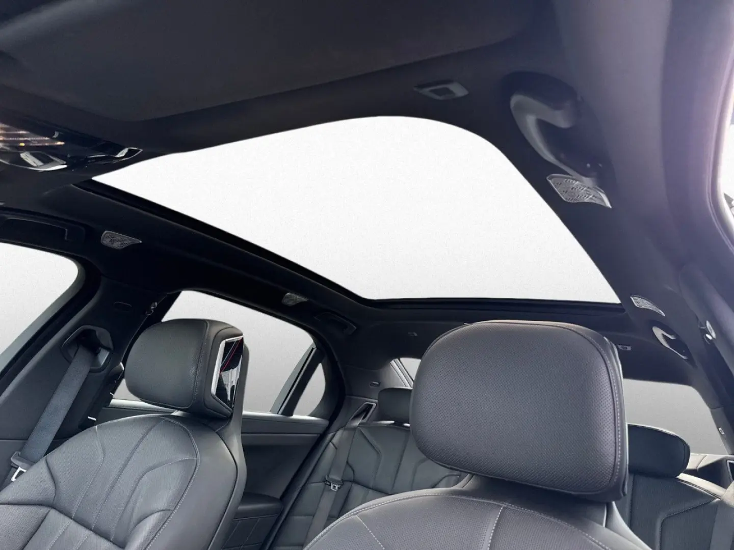 740d xD M SPORT DA PAProf Pano Iconic BW AHK 21