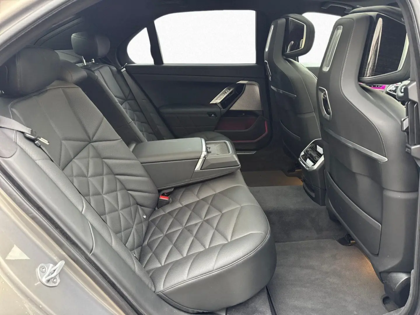 740d xDrive M SPORT SkyL Sthz AHK Autobahn B&W