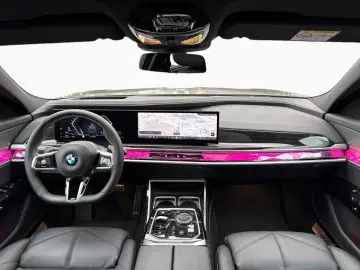 740d xDrive M SPORT SkyL Sthz AHK Autobahn B&W