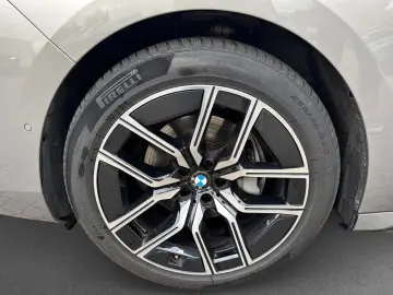 740d xDrive M SPORT SkyL Sthz AHK Autobahn B&W