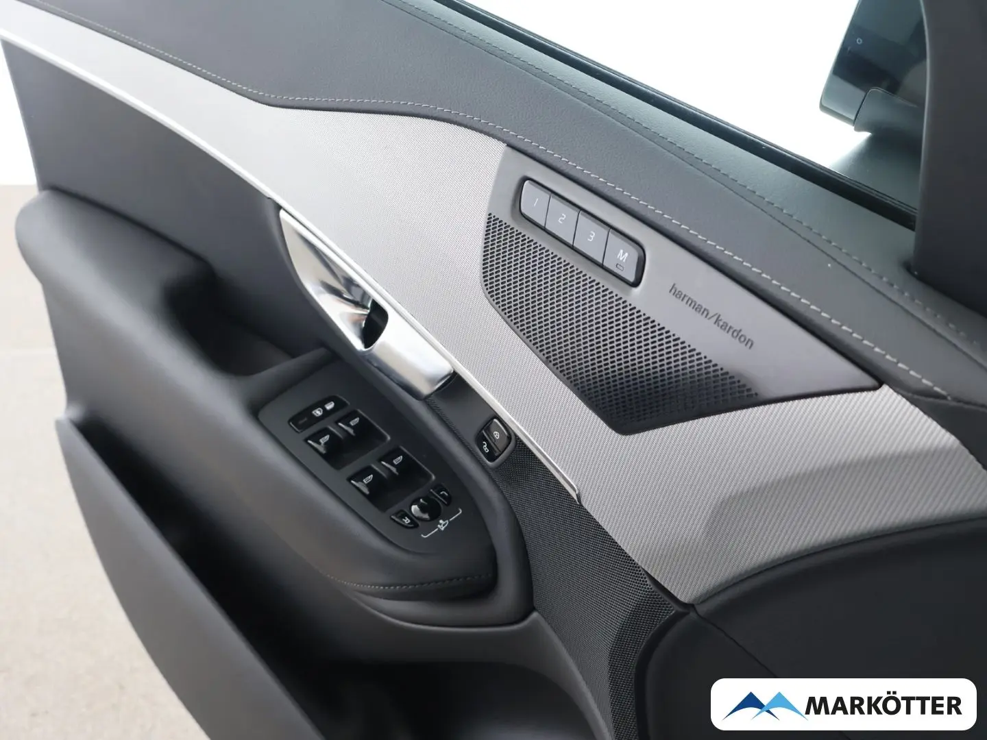 XC90 Plus Dark Recharge Hybrid AWD 7-Sitzer