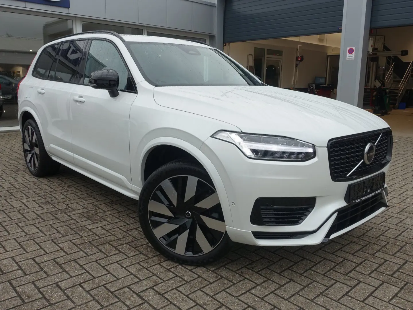 XC90 Plus Dark T8 AWD Plug-inHybrid AHK 360  H&K