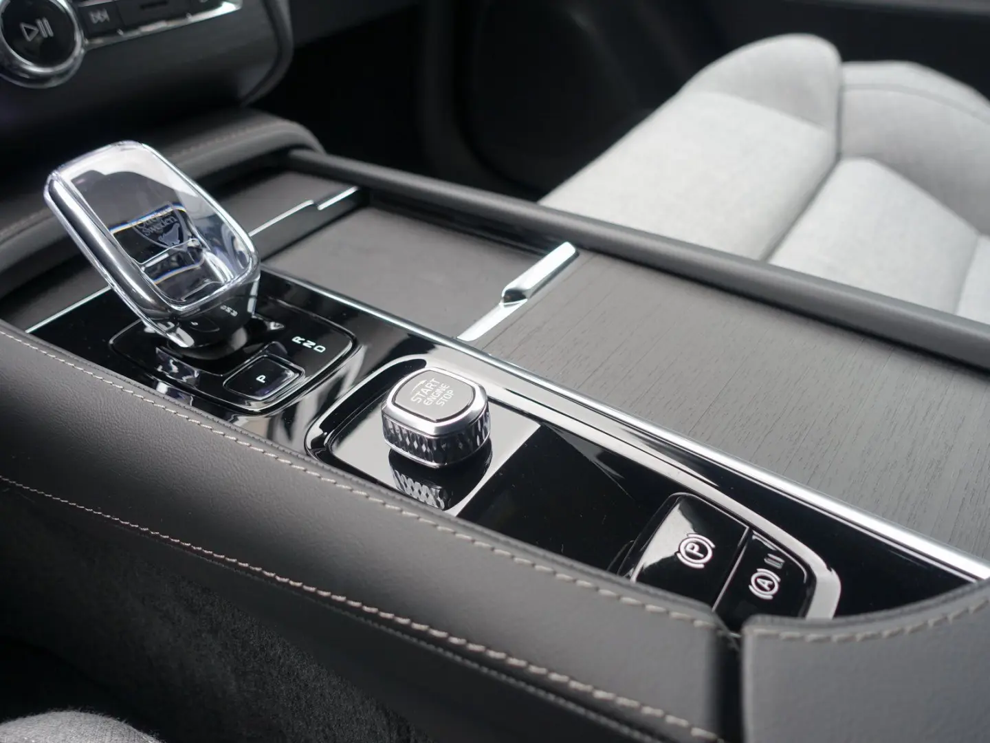 XC90 Plus Dark T8 AWD Plug-inHybrid AHK 360  H&K