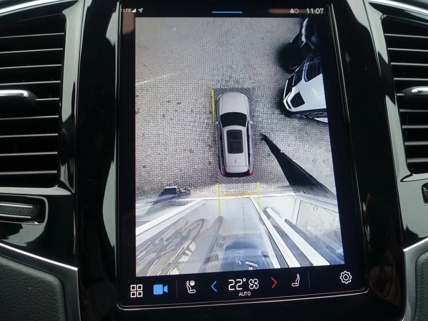 XC90 Plus Dark T8 AWD Plug-inHybrid AHK 360  H&K