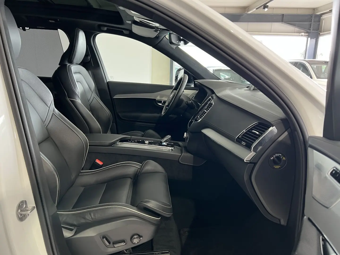 XC90 T8 Ultimate Dark Recharge AWD B&W