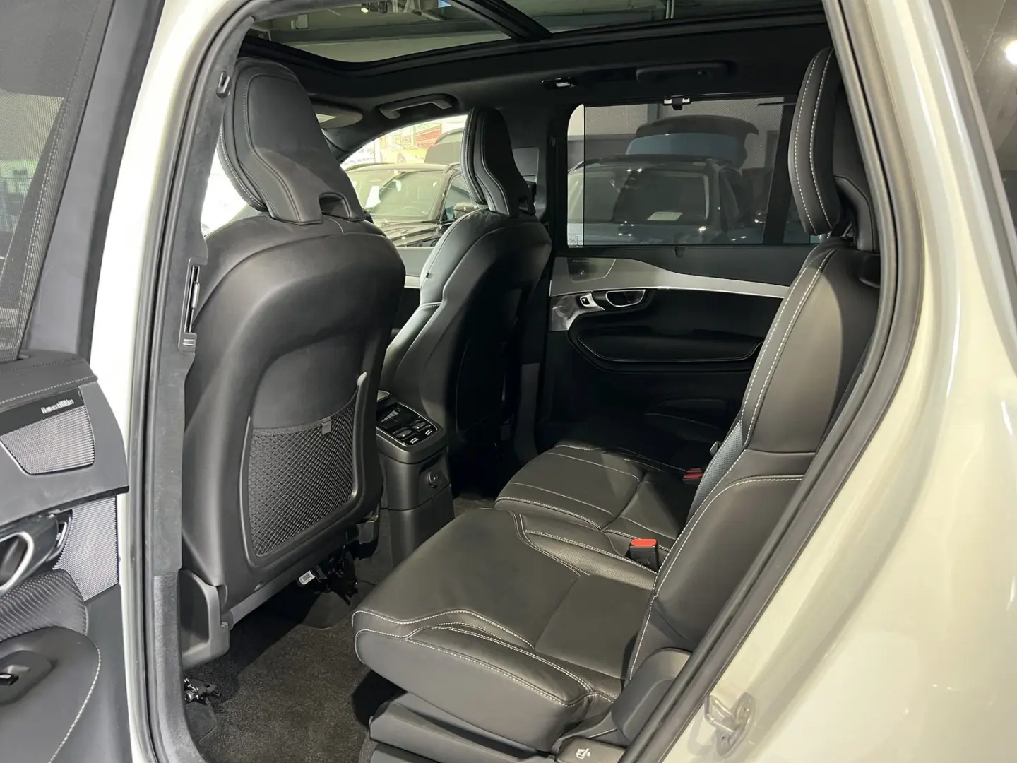 XC90 T8 Ultimate Dark Recharge AWD B&W