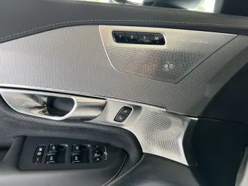 XC90 T8 Ultimate Dark Recharge AWD B&W