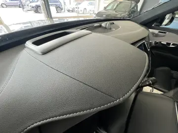 XC90 T8 Ultimate Dark Recharge AWD B&W