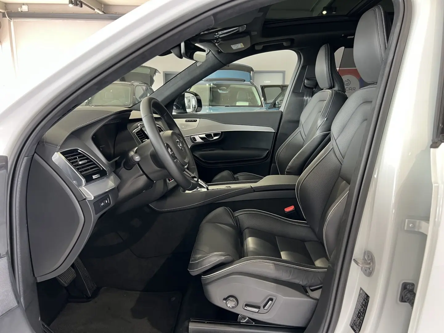 XC90 T8 Ultimate Dark Recharge AWD B&W