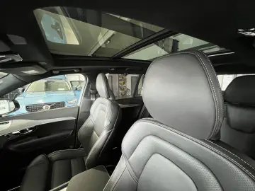 XC90 T8 Ultimate Dark Recharge AWD B&W