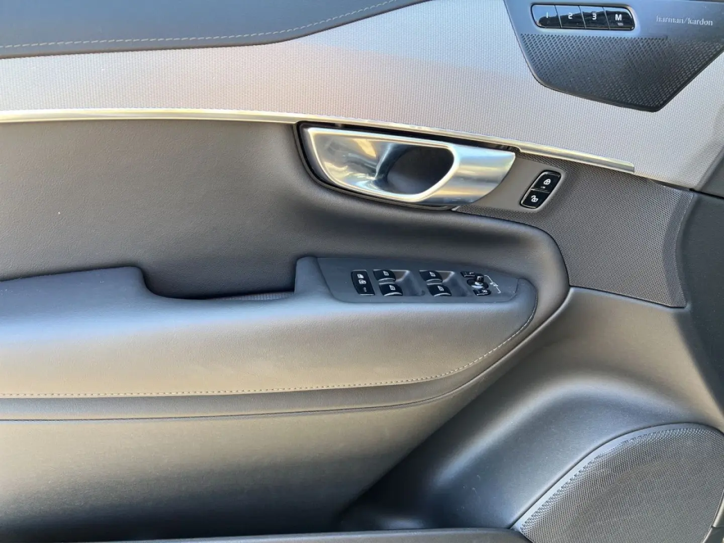 XC90 T8 AWD Plug-in Plus Dark PANO 360  LED