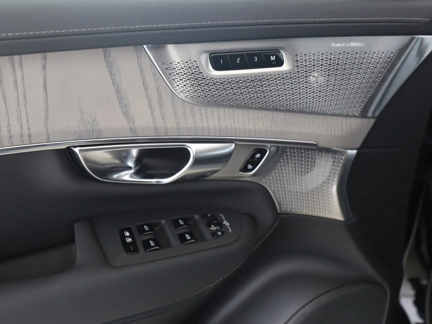 XC90 T8 Ultra Dark Plug-In Hybrid AWD Massage AirSusp Vent