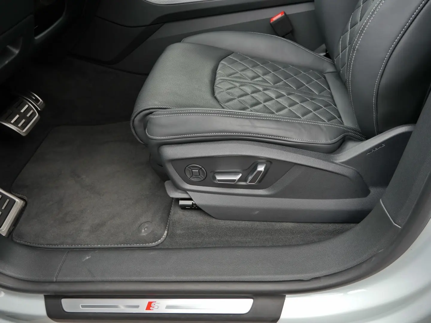 Q8 60 TFSIe quattro S line AHK Air Pano 360  HuD