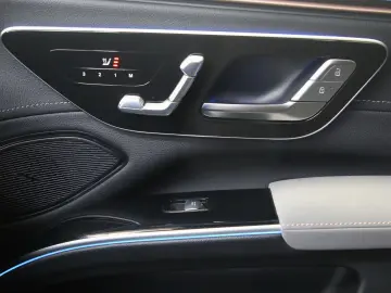 EQS 450 SUV   Electric Art Pano Airmatic MEMORY