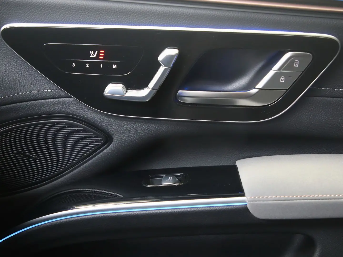 EQS 450 SUV   Electric Art Pano Airmatic MEMORY