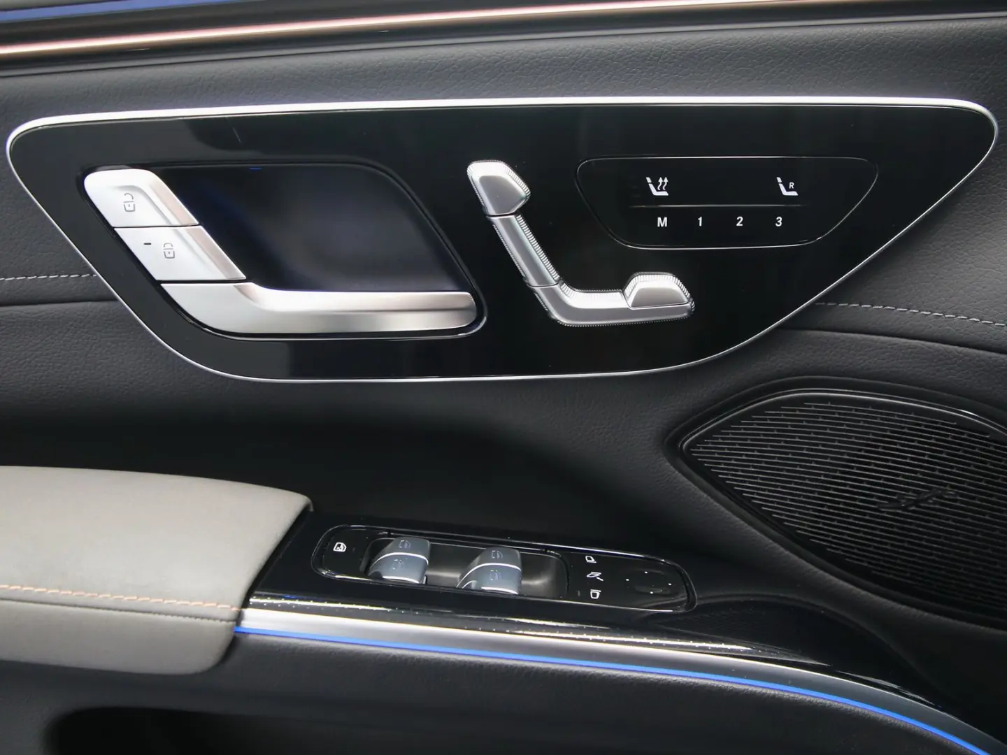 EQS 450 SUV   Electric Art Pano Airmatic MEMORY