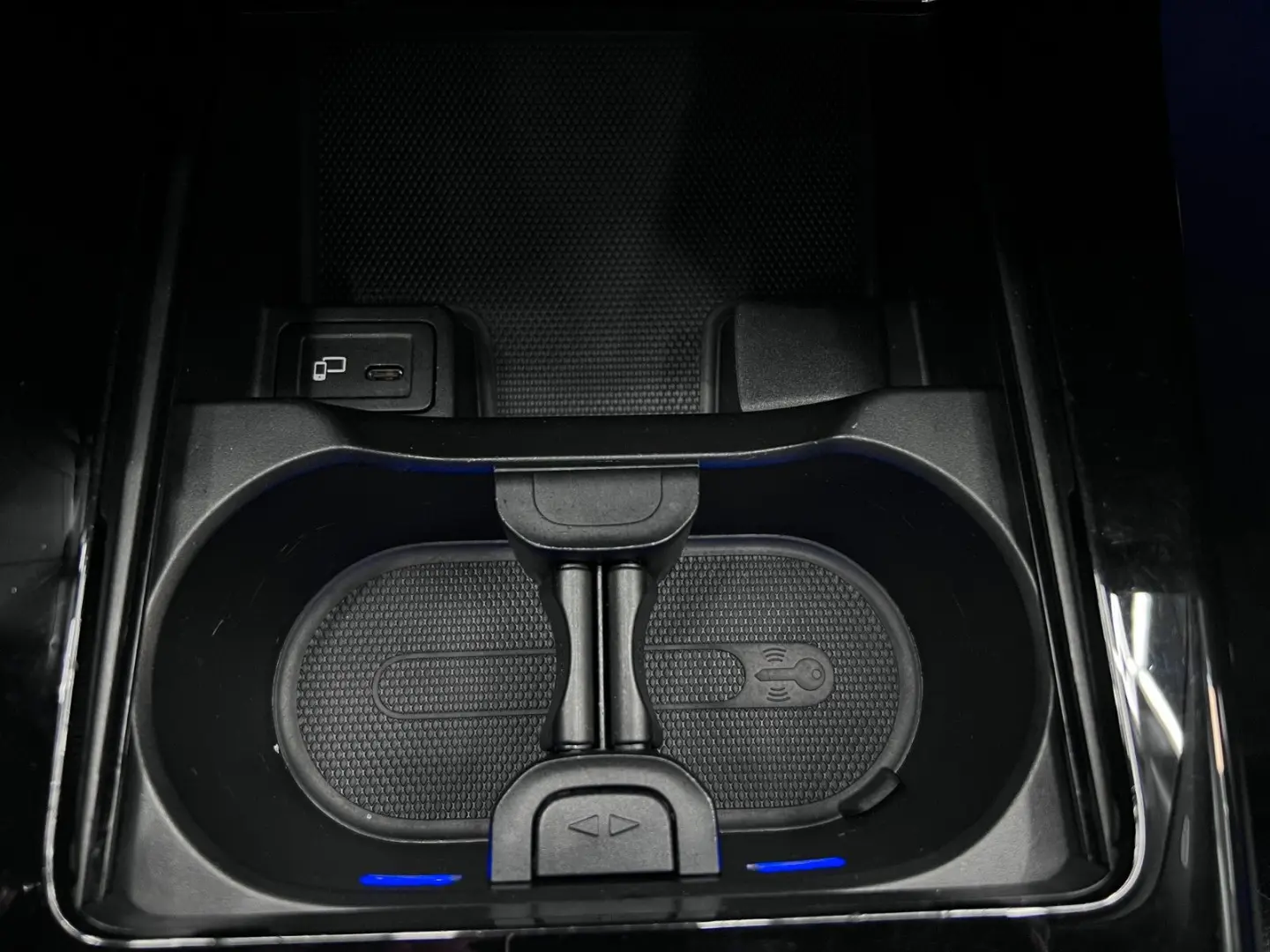 CLA 250e Coupé 8G AMG NIGHT MAGNO AUG KAM 19 AHK