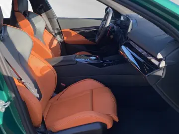 M5 Limousine MDriverPackage B&W