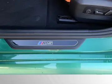 M5 Limousine MDriverPackage B&W