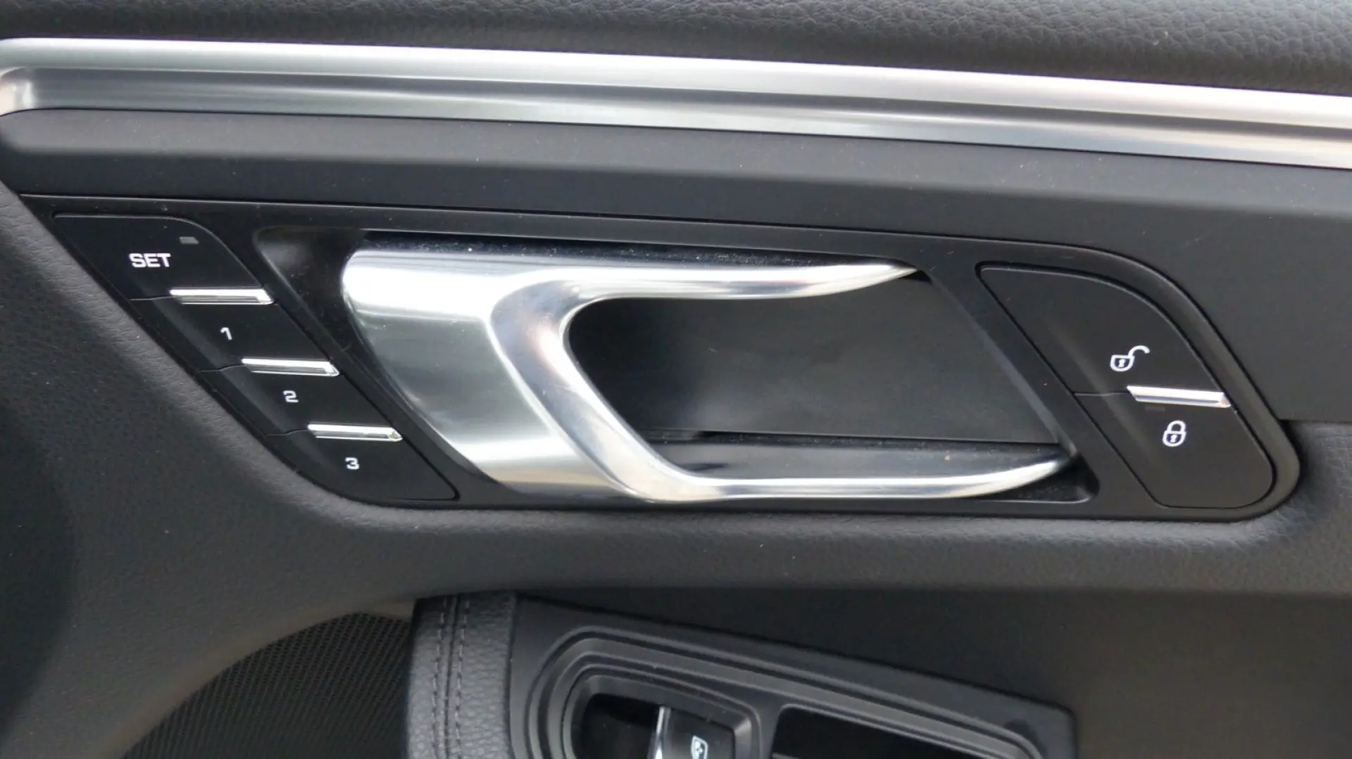 Macan 2.0 Panorama Navi Leder