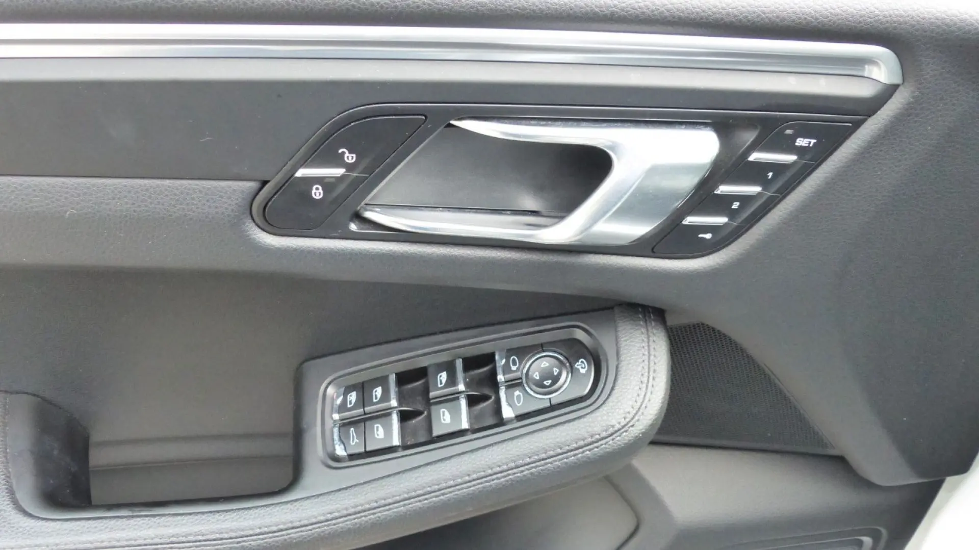 Macan 2.0 Panorama Navi Leder