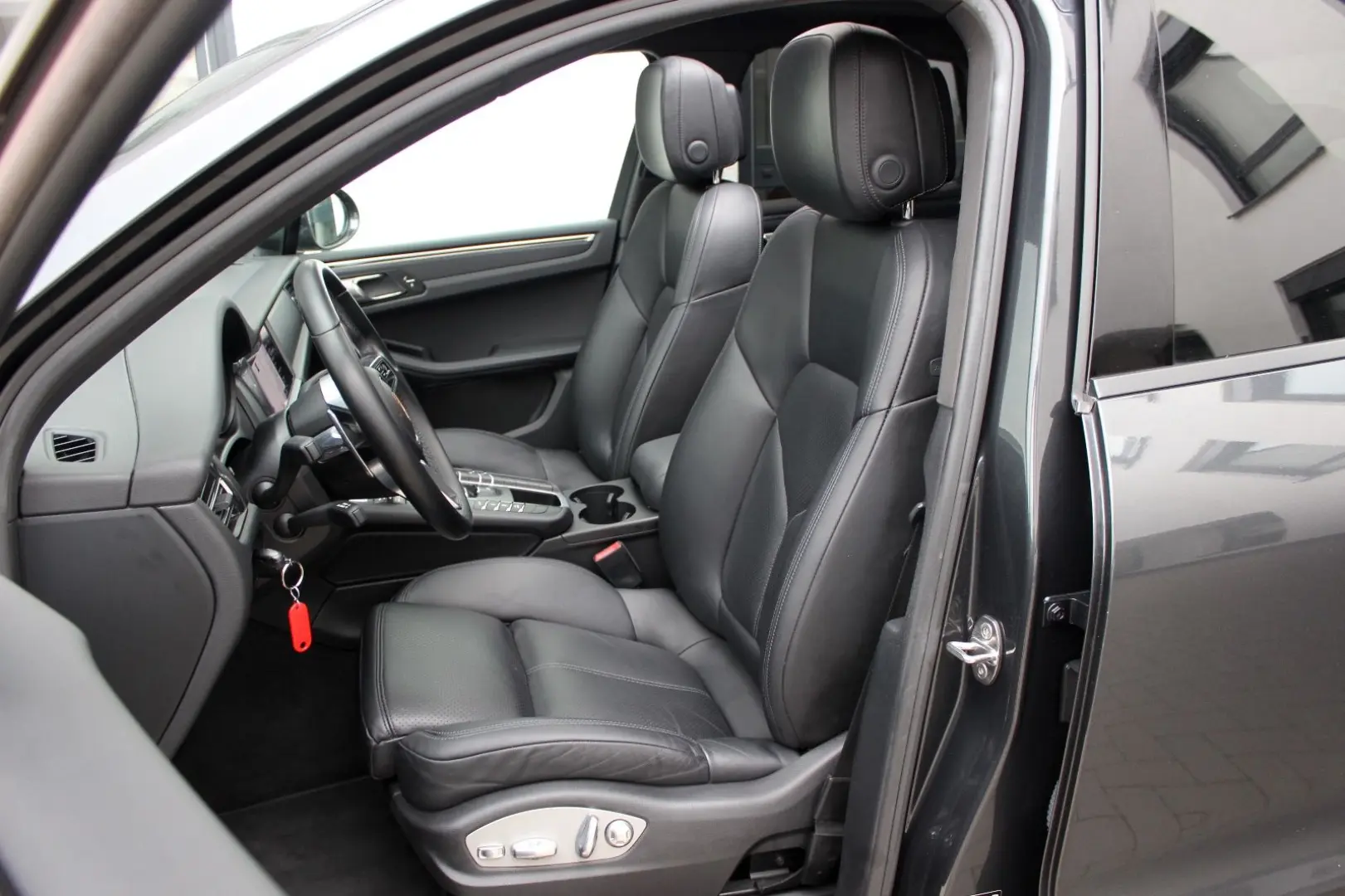 Macan 2.0 TFSI SPORTPAKET LED PANO 20 ZOLL 1.HD