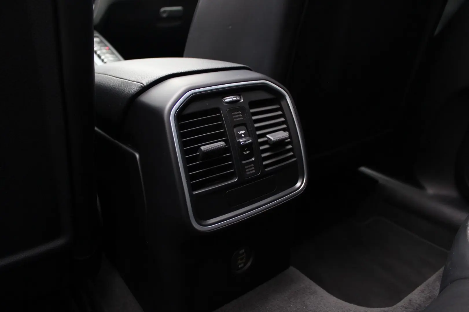 Macan 2.0 TFSI SPORTPAKET LED PANO 20 ZOLL 1.HD