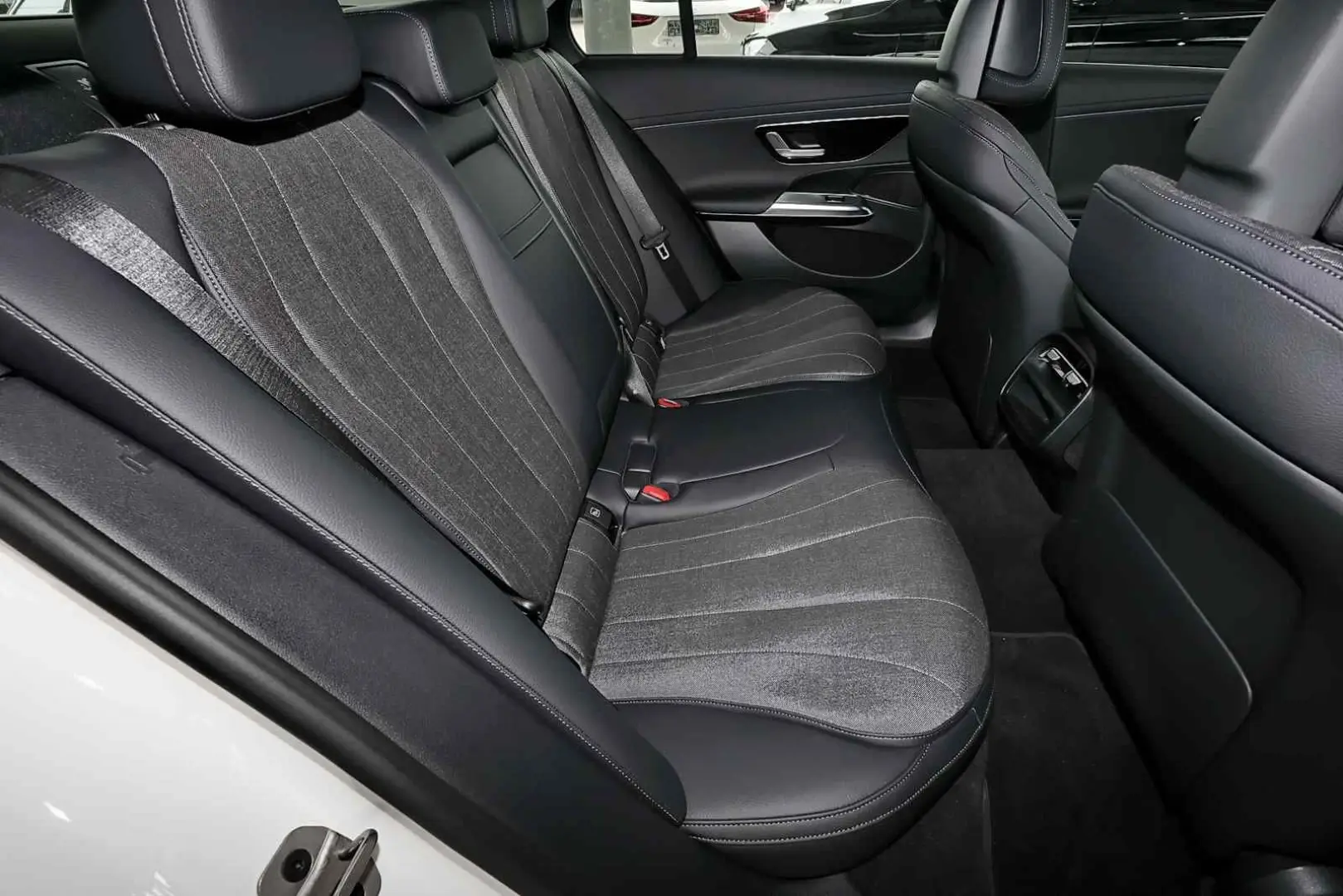 E 220 d DISTRONIC TOTWINKEL CARPLAY KEYLESS 19