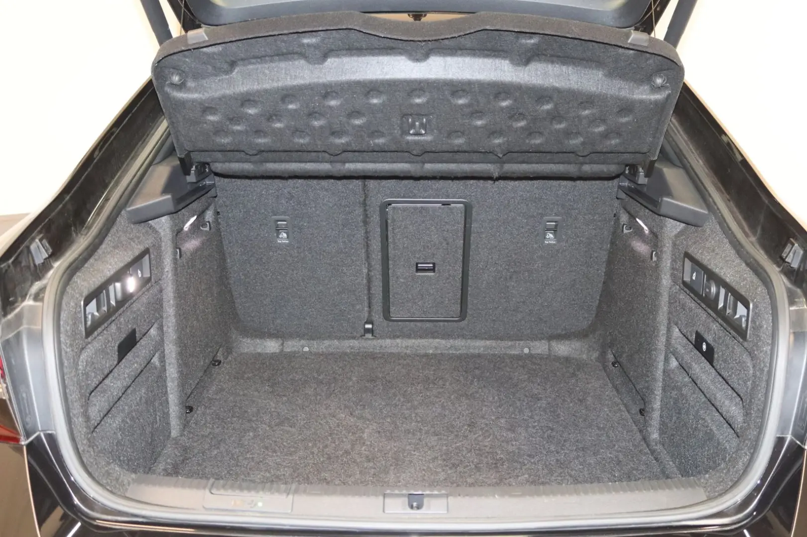 Superb 2.0 TDI SportLine 4x4-PANO-NAV-LED-AHK-