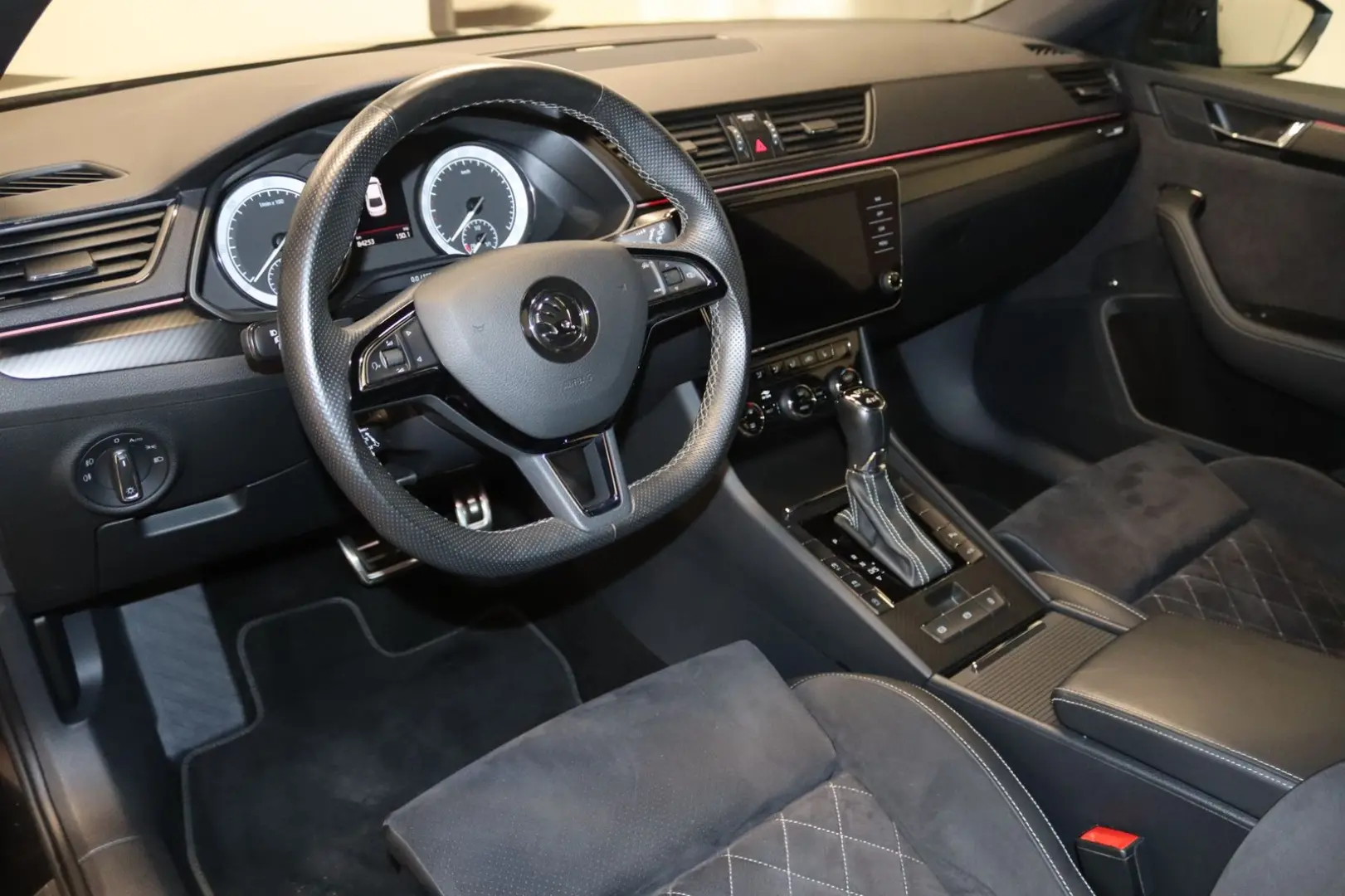 Superb 2.0 TDI SportLine 4x4-PANO-NAV-LED-AHK-