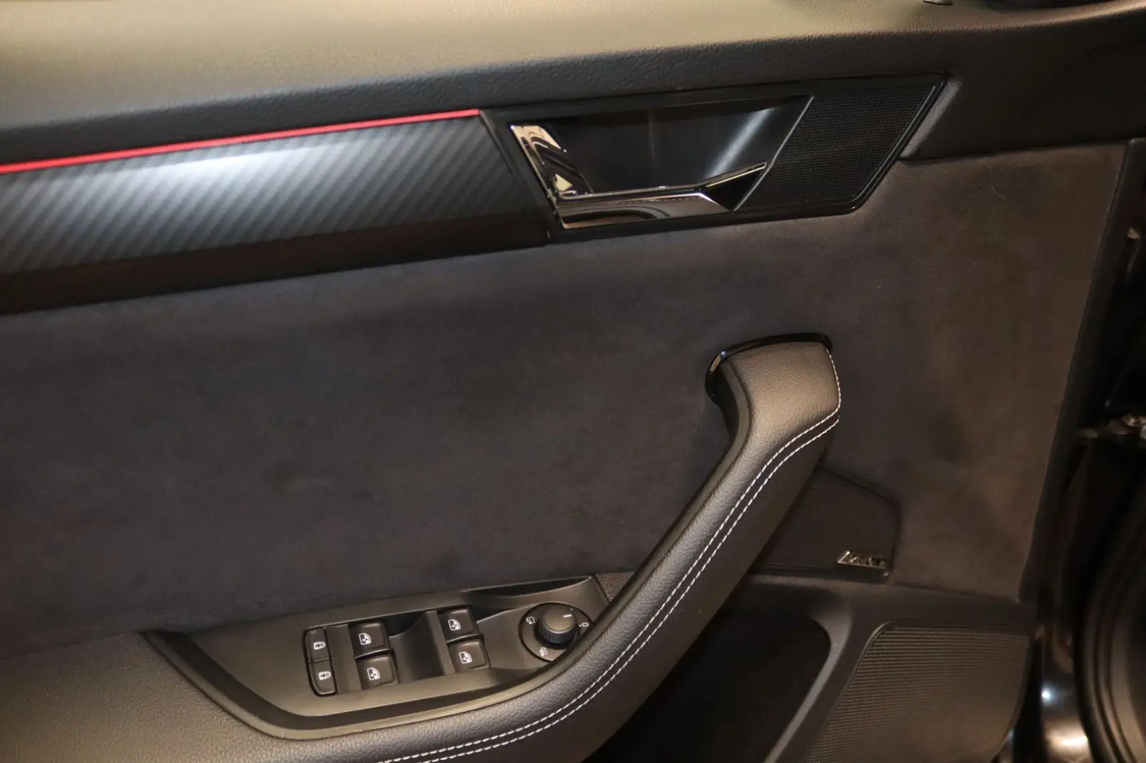 Superb 2.0 TDI SportLine 4x4-PANO-NAV-LED-AHK-