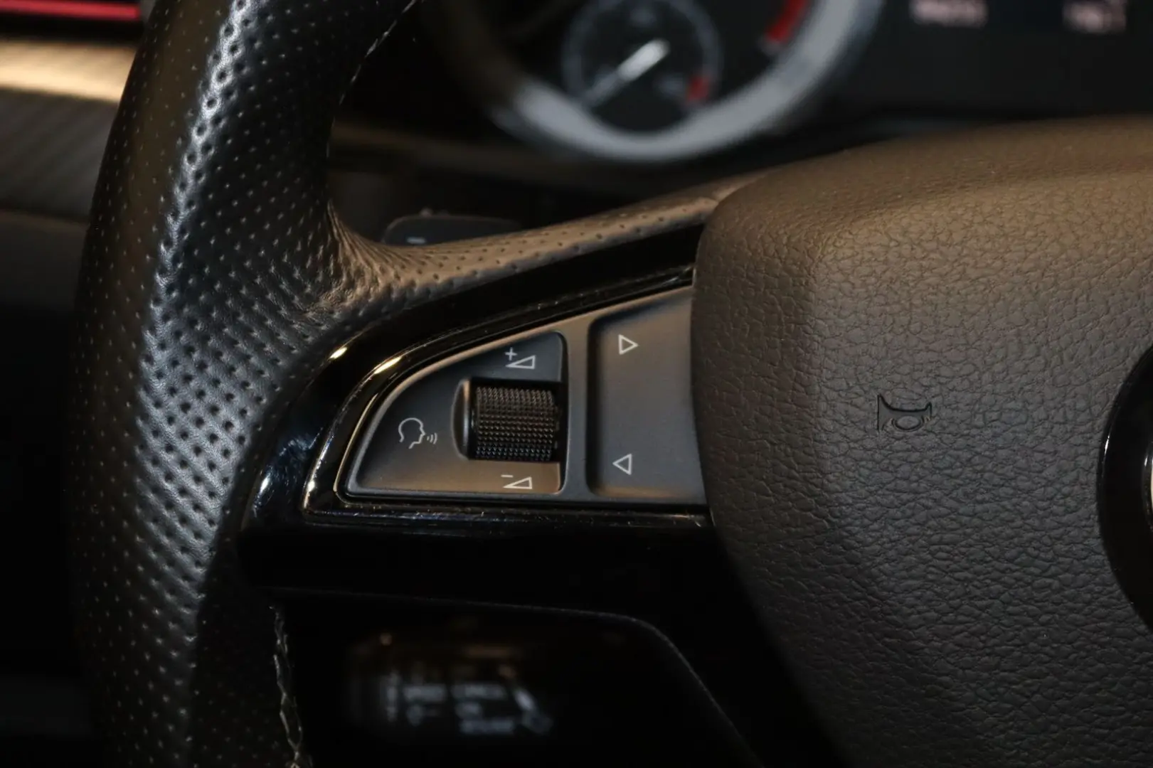 Superb 2.0 TDI SportLine 4x4-PANO-NAV-LED-AHK-