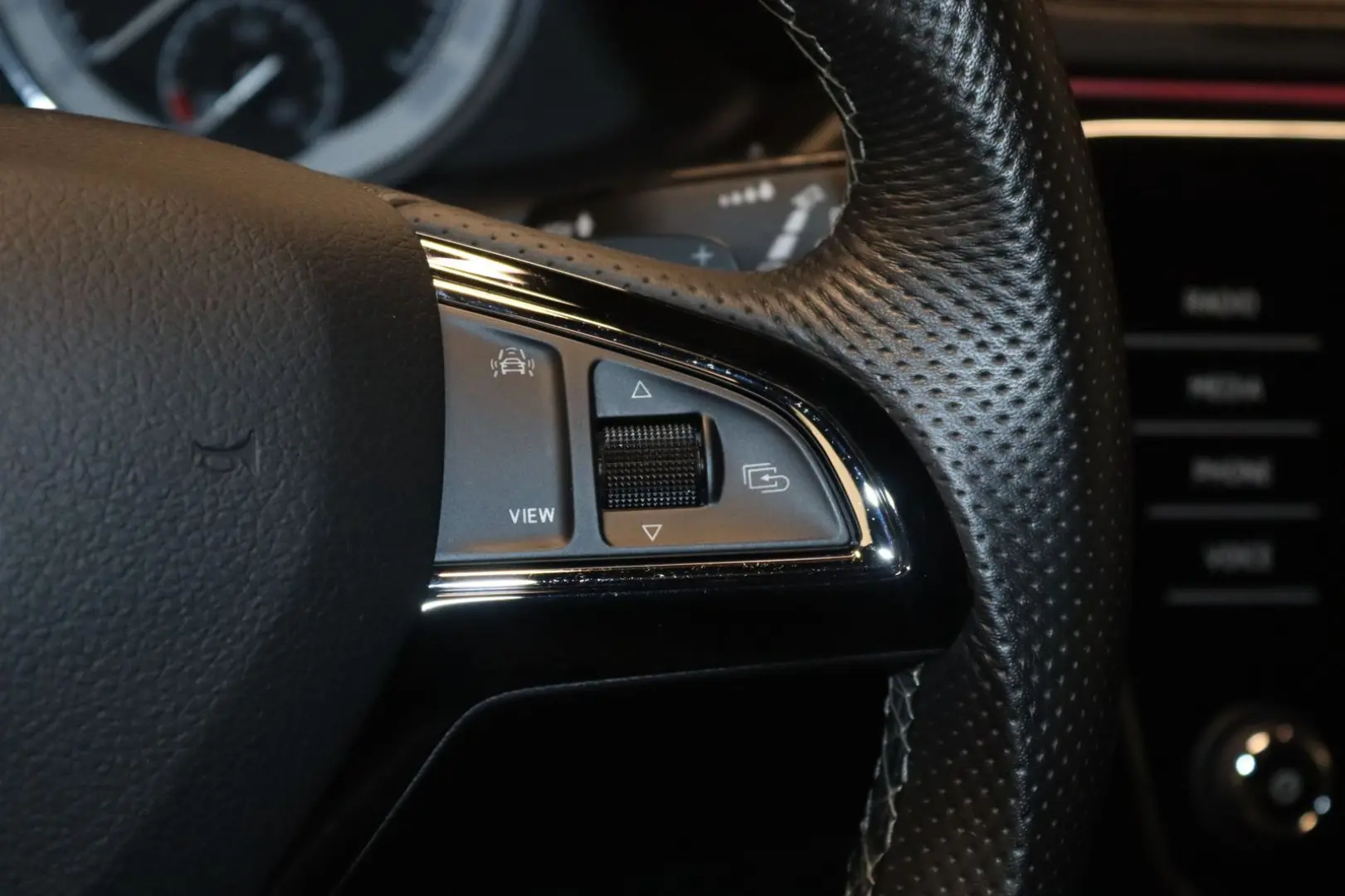 Superb 2.0 TDI SportLine 4x4-PANO-NAV-LED-AHK-