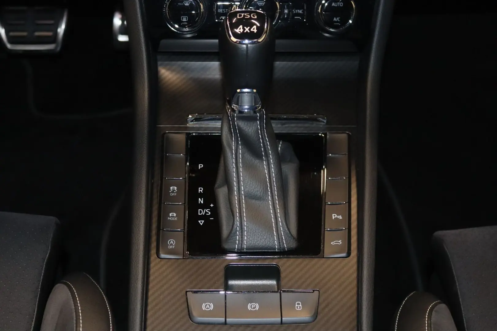 Superb 2.0 TDI SportLine 4x4-PANO-NAV-LED-AHK-