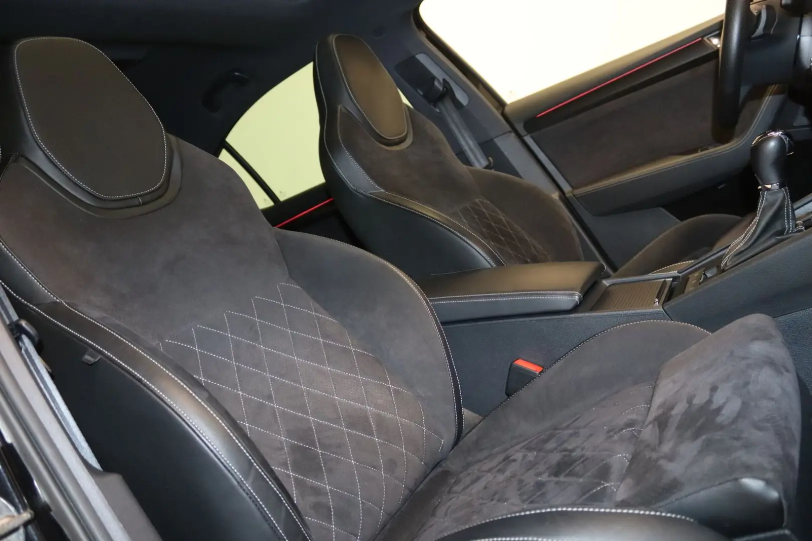 Superb 2.0 TDI SportLine 4x4-PANO-NAV-LED-AHK-