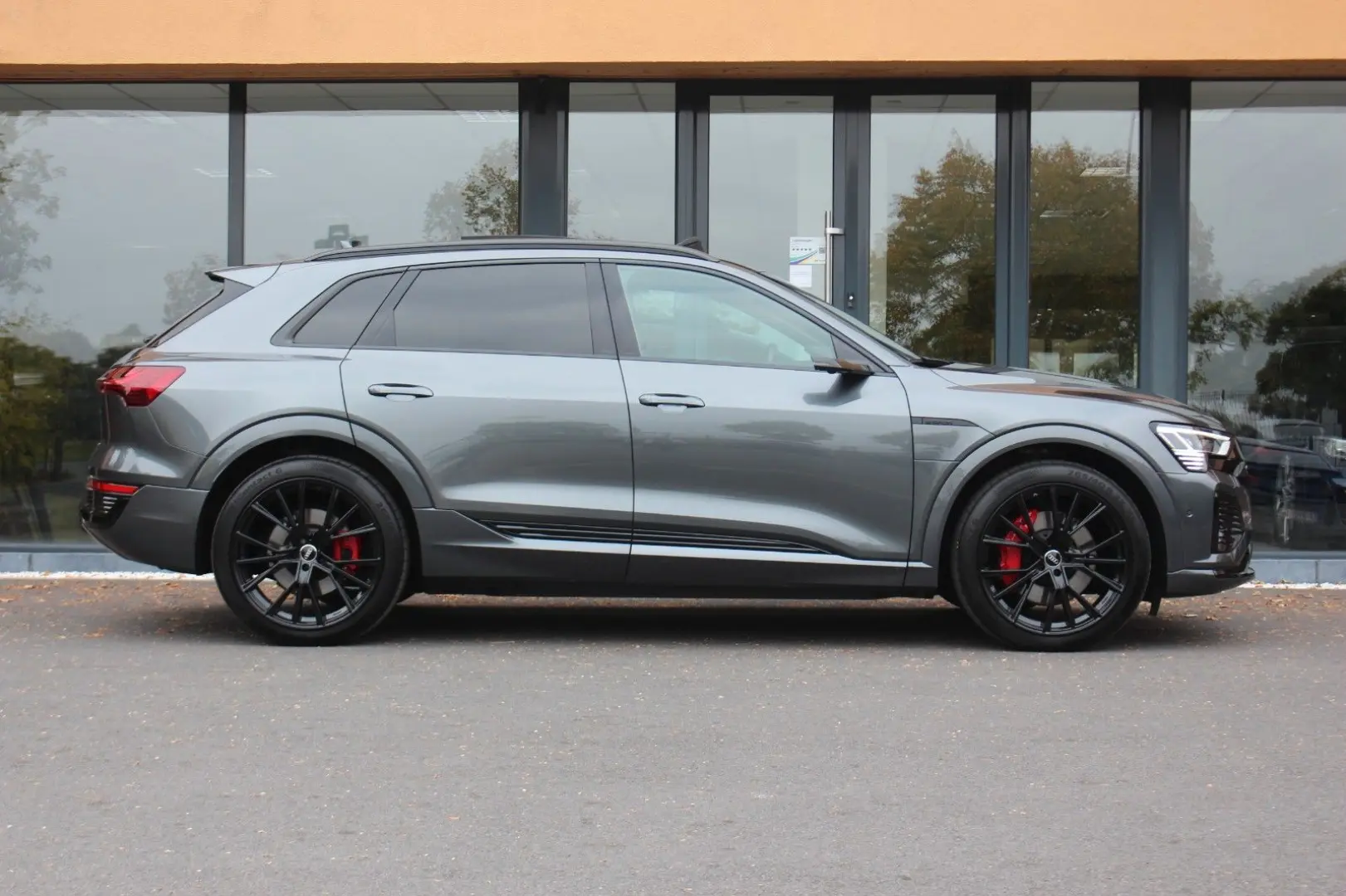 Q8 e-tron 55 quattro S line