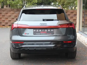 Q8 e-tron 55 quattro S line