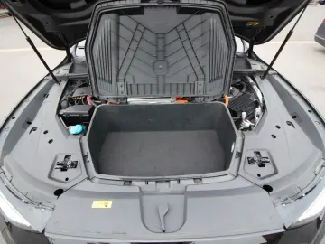 Q8 e-tron 55 quattro S line