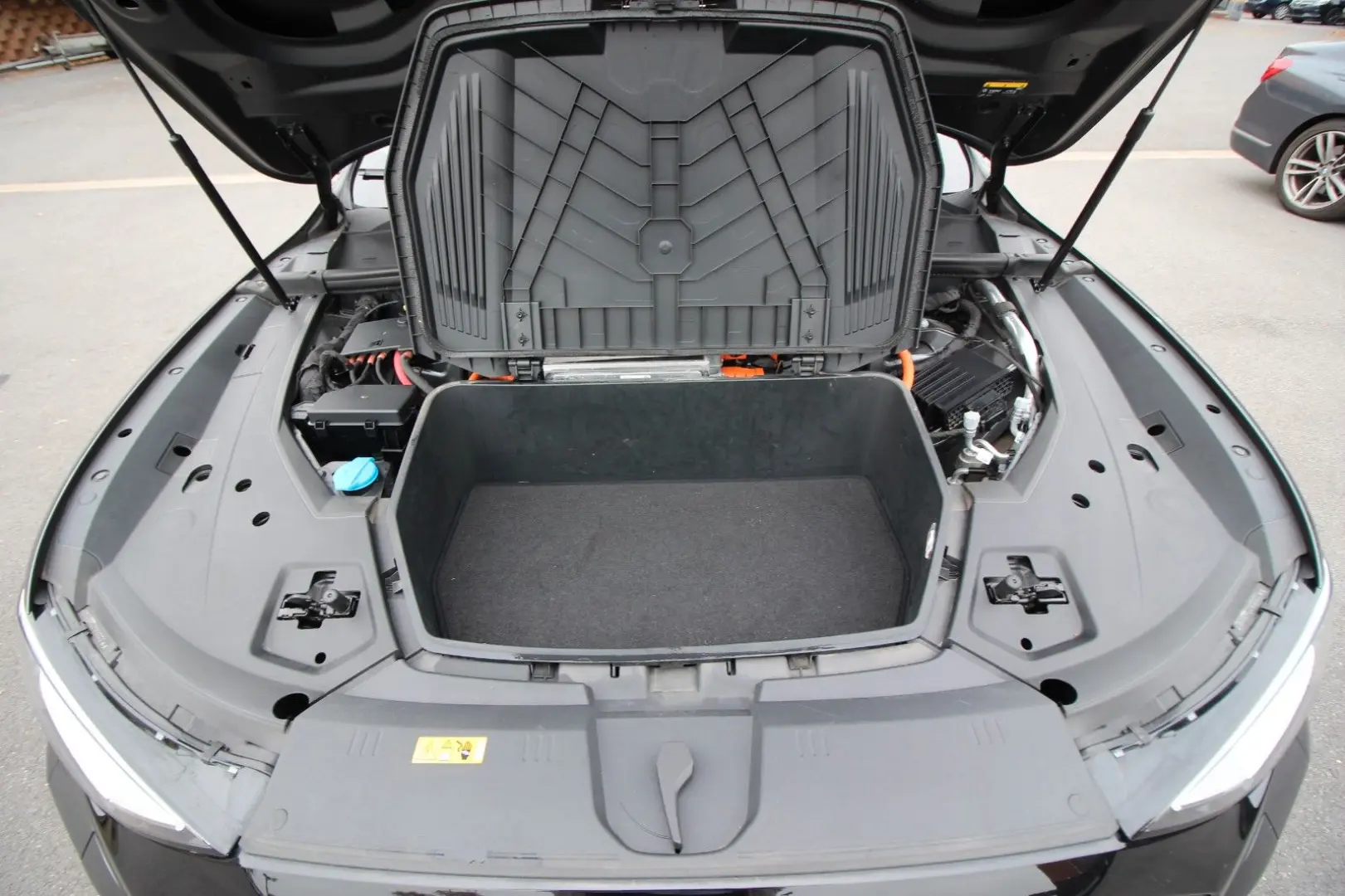 Q8 e-tron 55 quattro S line