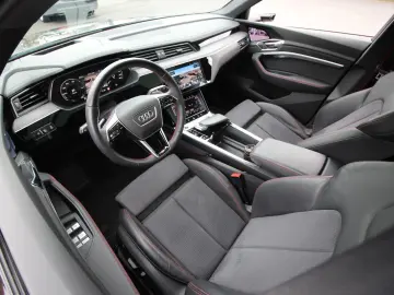 Q8 e-tron 55 quattro S line