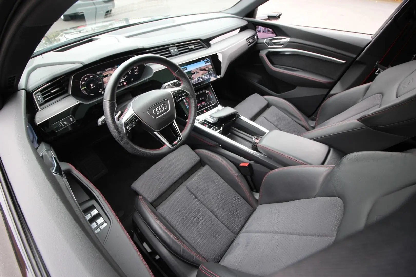 Q8 e-tron 55 quattro S line