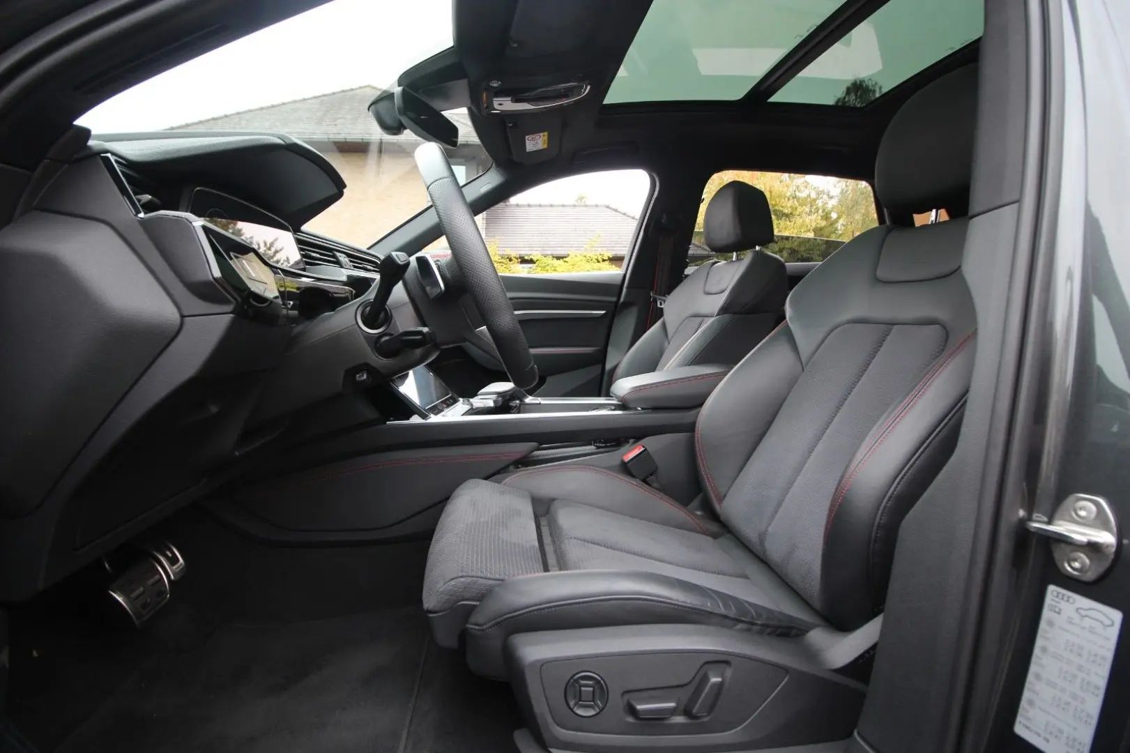 Q8 e-tron 55 quattro S line