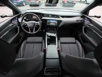 Q8 e-tron 55 quattro S line