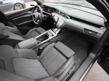 Q8 e-tron 55 quattro S line