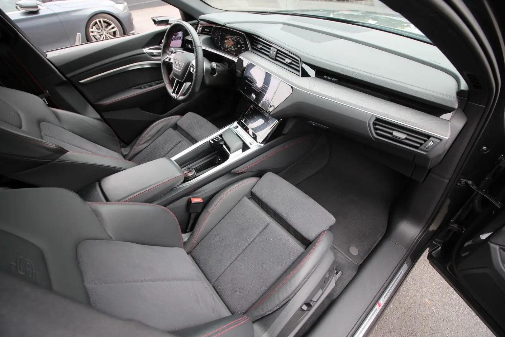 Q8 e-tron 55 quattro S line