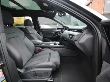 Q8 e-tron 55 quattro S line