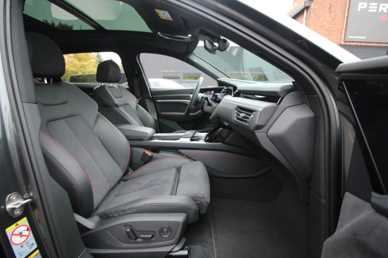 Q8 e-tron 55 quattro S line