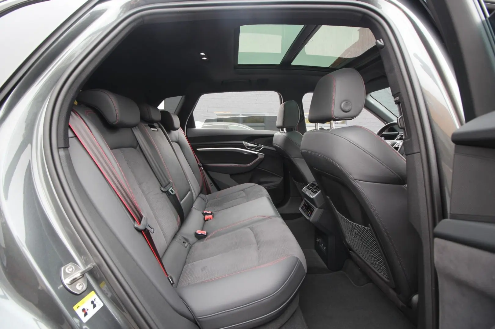 Q8 e-tron 55 quattro S line