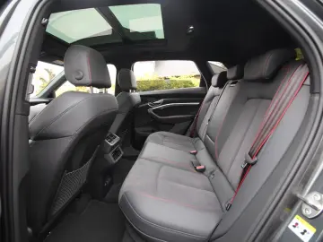 Q8 e-tron 55 quattro S line